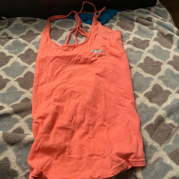 Tops and hoodies barley worn - Picture 10 of 16